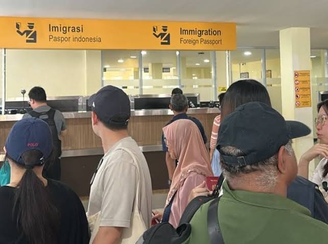Ilustrasi dokumen perjalanan dan paspor untuk panduan persiapan internasional